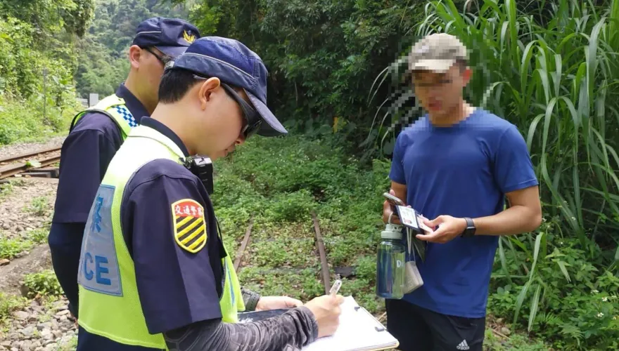 影/5個月11人！阿里山林鐵又見遊客闖軌道　最高可罰5萬