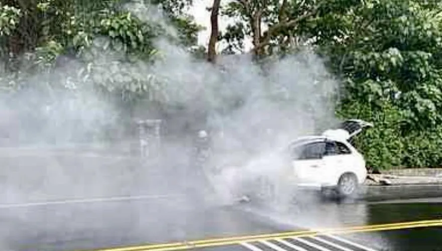 北市仰德大道火燒車　自小客狂竄白煙駕駛汽車逃生