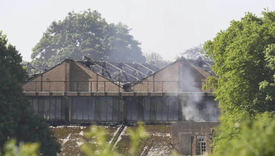 影/英前皇家空軍基地奪命大火！2消防員不幸殉職　英相發文哀悼