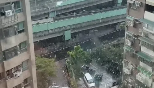 熱浪中驚喜！北市多地突砸下冰雹　民眾：「好像從天上洩洪」