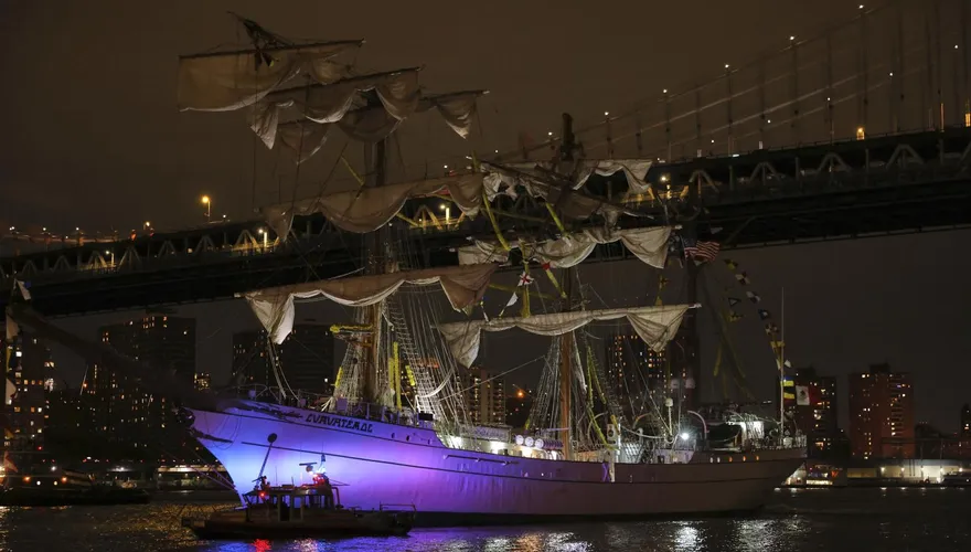 影/墨西哥軍艦撞紐約布魯克林大橋！船上2百多人傷亡不明
