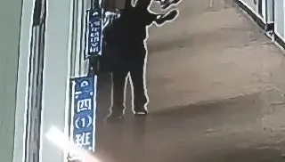 影/拳頭硬了！浙江男師毆打學童「抱窗外嚇唬」下場GG
