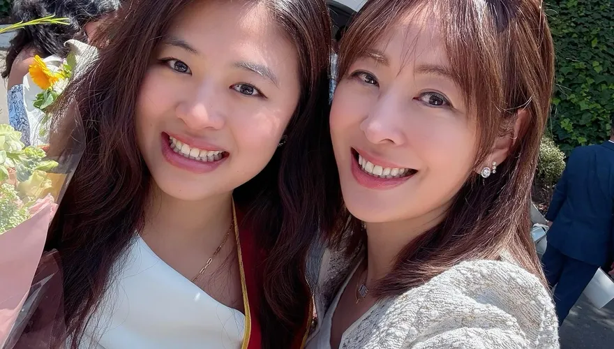 學霸女兒畢業秀辣腿！賈永婕全家飛美　合照被讚像姊妹