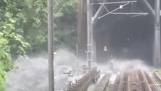 影/大雨釀災！土石泥流淹台鐵和仁＝崇德段　北迴線雙向中斷