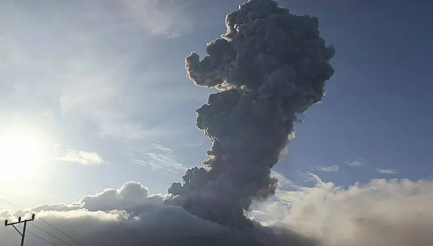 影/最高警戒！印尼火山週末「8度噴發」　煙灰竄超5km高空