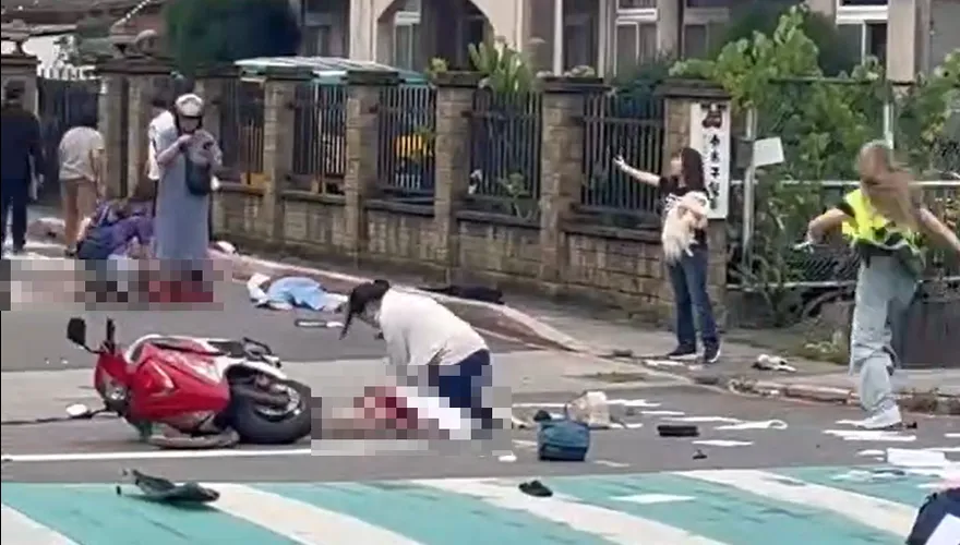 影/搶命！三峽多名學童遭車輛撞倒　民眾急求救：誰會CPR？