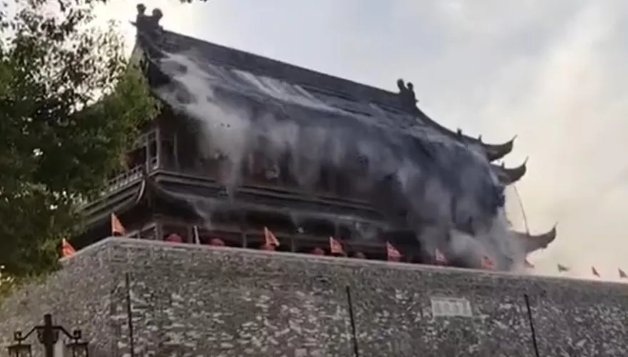 影/安徽「鳳陽鼓樓」屋頂突坍塌　滾滾磚瓦傾瀉遊客嚇奔逃