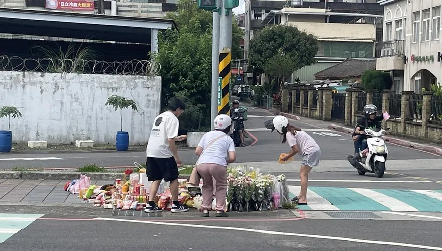 場面哀戚！三峽重大車禍奪3命　民眾放鮮花、零食哀悼