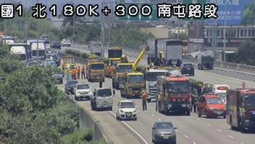 影/國1北上南屯段「貨車撞化學藥劑車翻覆」