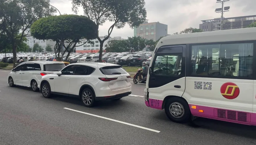 影/未注意路況！龜山遊覽車釀3車追撞　駕駛乘客輕傷