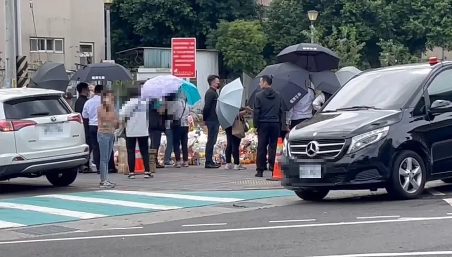 三峽車禍女騎士遭撞亡　今招魂兒擲筊喊「媽回家了！」1次就允杯