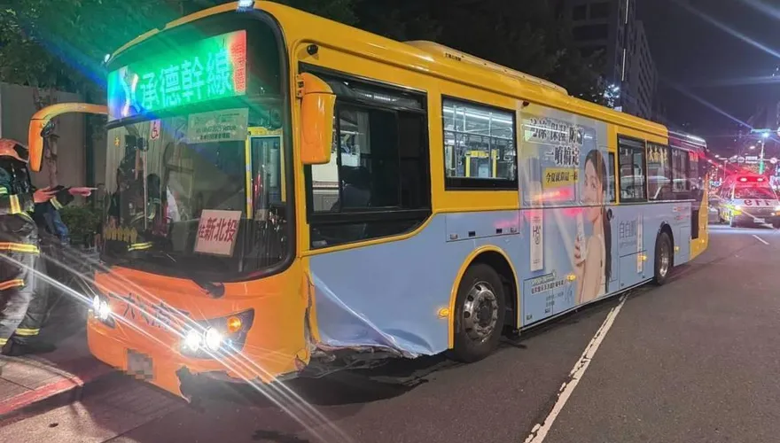 北市南京東路車禍！公車撞庇護島失控「衝上人行道」　2人受傷送醫