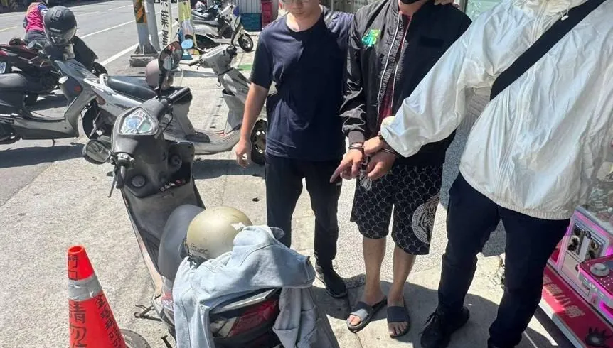 影/嘉義賊躲後座行搶！　落單女遭「持刀勒脖」打劫皮夾