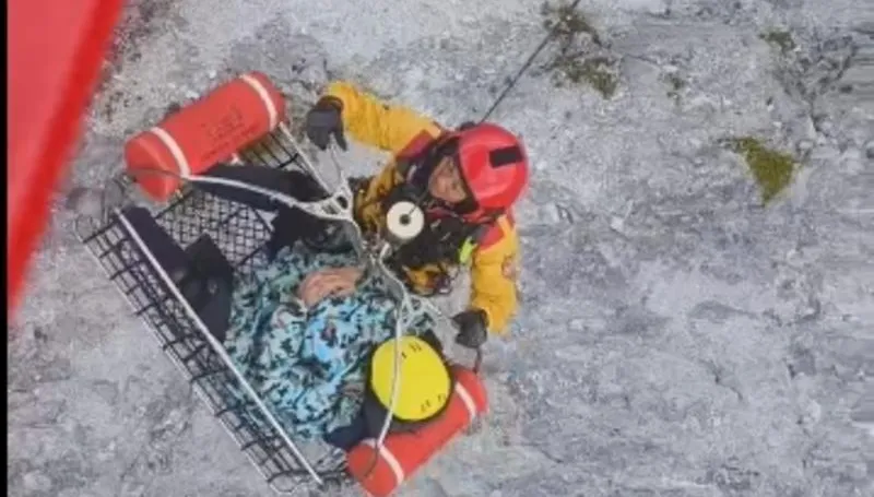 影/登山驚魂！52歲男突發高山症　黑鷹空中救援成功