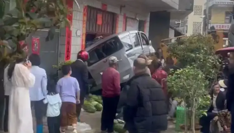 雲南也傳衝撞事故！工程車撞向菜市場人群　釀6死4傷