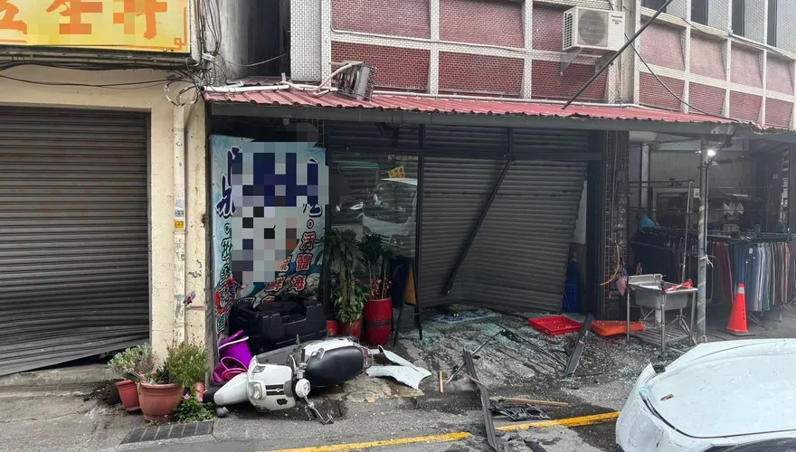 影/找不到小王怒氣沖天！台中男開保時捷連撞2宅洩憤