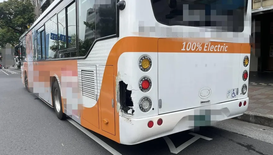 影/北市南港公車遭小貨車追撞　車身破洞幸無人傷