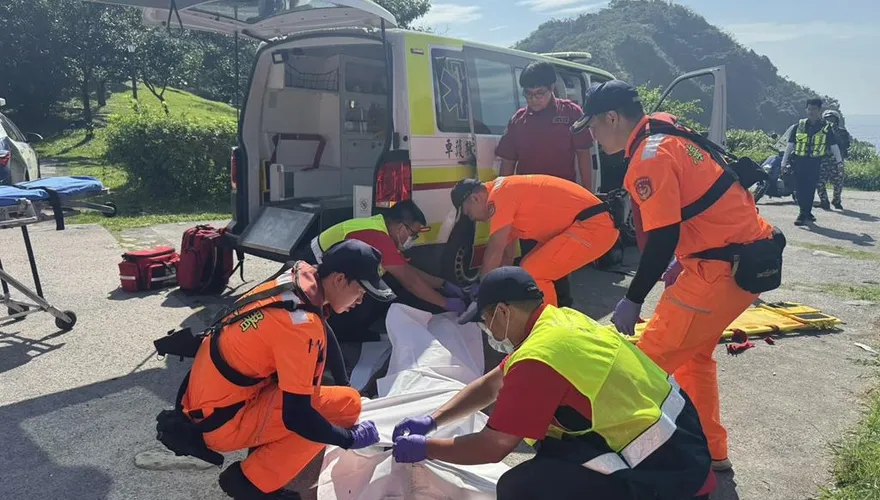 南方澳內埤沙灘「打赤膊男屍」浪頭上漂浮　遊客嚇壞
