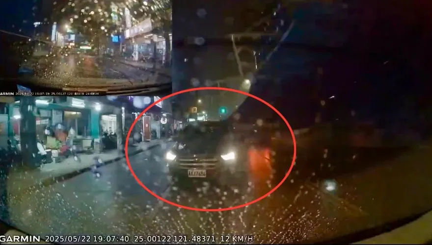 影/新北中和鷹架倒塌砸3車　驚險瞬間曝光