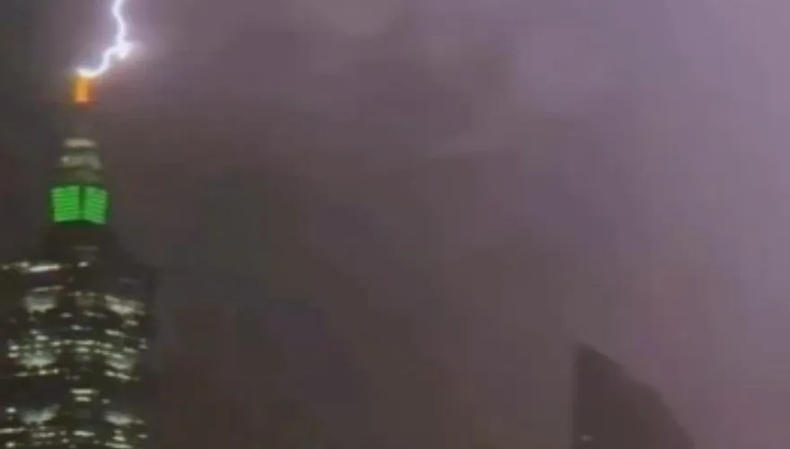 影/雷神降臨！台北101遭閃電擊中「引雷瞬間」超震撼