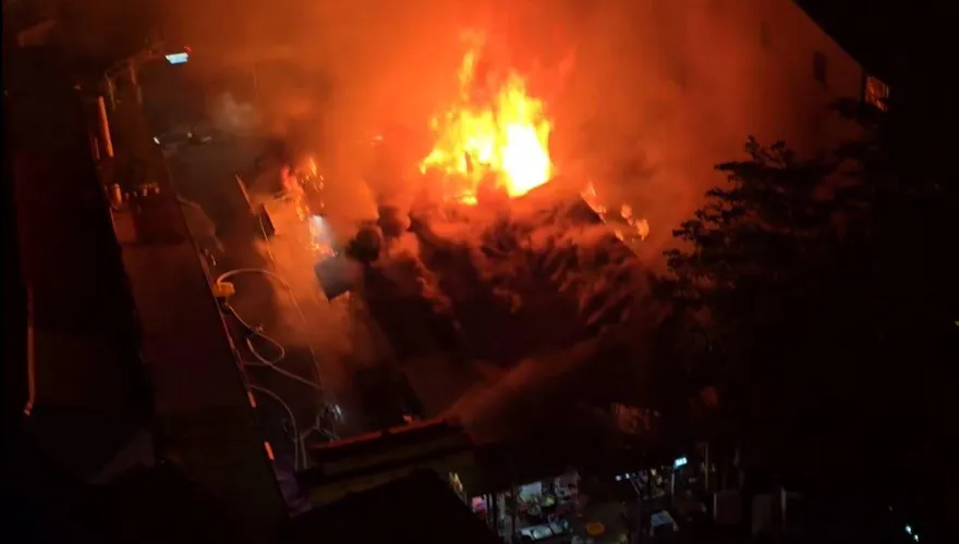 影/萬華華西街凌晨火劫！烈焰「猛燒5店鋪」　爆炸連環響