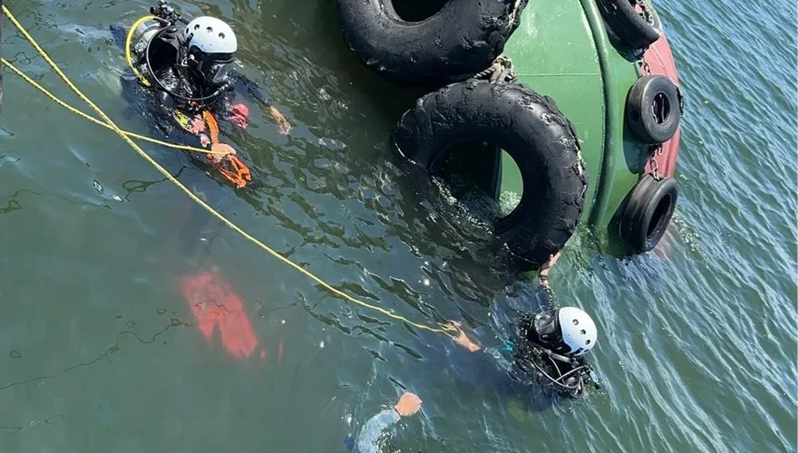 高雄旗津出事了！工作船翻覆　1人失聯搜救中