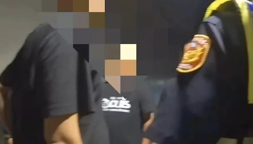黑衣男烙人圍小草！還嗆：柯文哲關到死　警方秒逮人