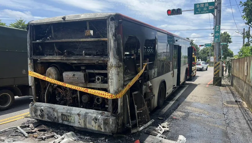 影/桃園公車開到一半突燒起來！司機下車查看逃過一劫
