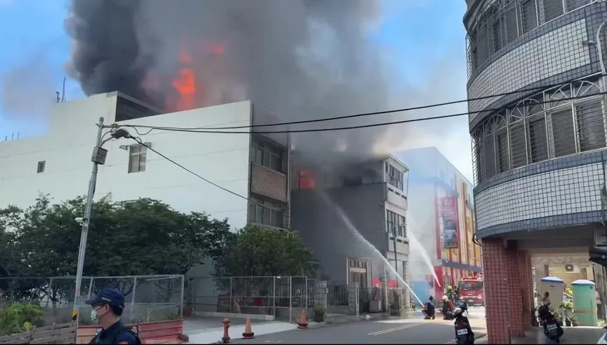 影/苗栗工地火警「全面燃燒」　烈焰延燒直衝天際