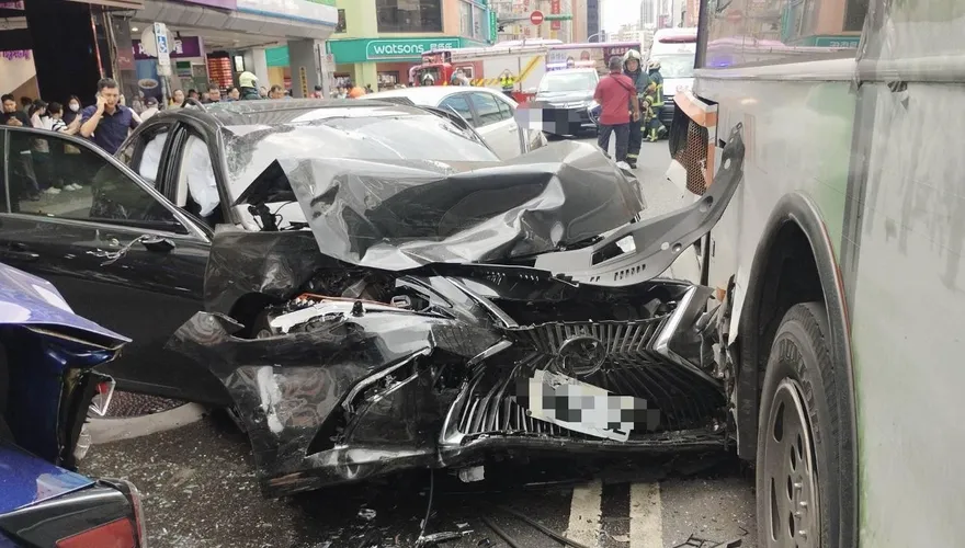 北市闖紅燈暴衝車禍釀8傷　78歲翁數度「無照」遭罰