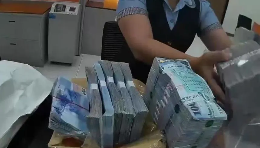 一言不合就撒鈔！台南「東哥」逛店又扔416.6萬　警方要查了