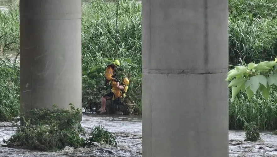 影/暴雨狂襲台中烏溪暴漲　釣客受困沙洲警消吊掛救援