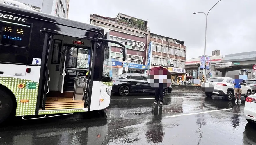 影/北市士林公車追撞休旅車　車上乘客慘摔
