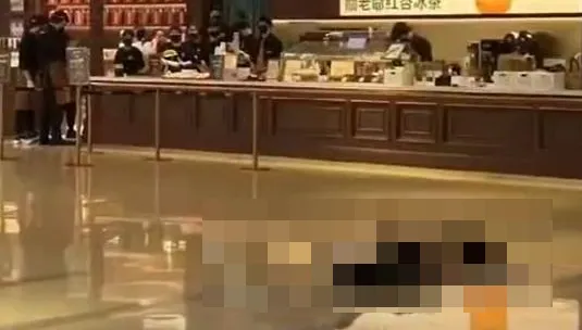 為一杯奶茶…陸女要「買貴的」與男友爆口角　商場墜樓亡