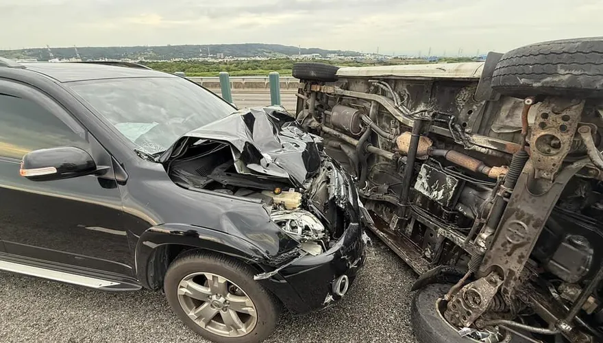 國3南向和美路段轎車爆胎側翻！2車事故6傷送醫