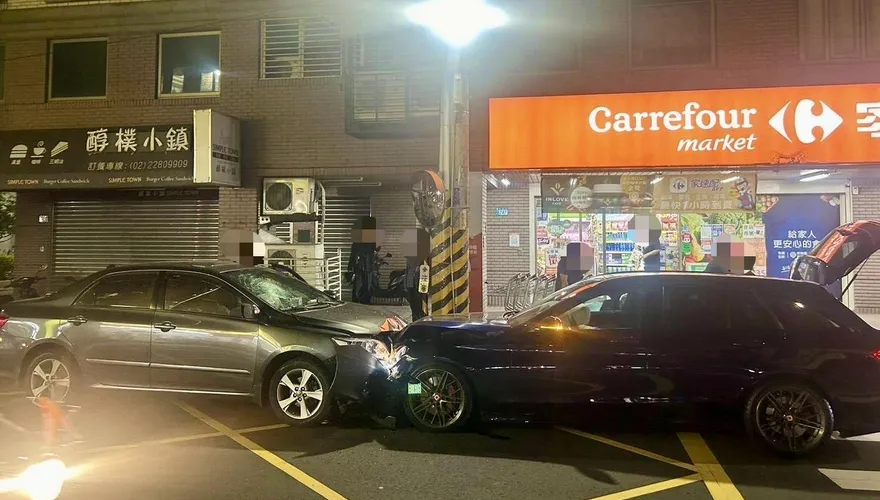 影/三重自小客逆向正面衝撞對向車　1女受傷送醫