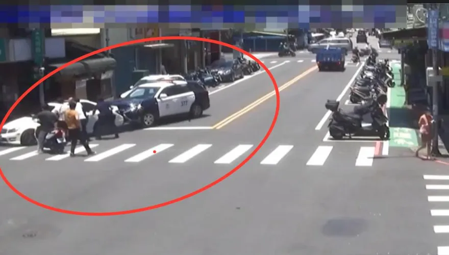 影/詐團車手落網監控手開賓士衝撞　員警負傷破窗逮人