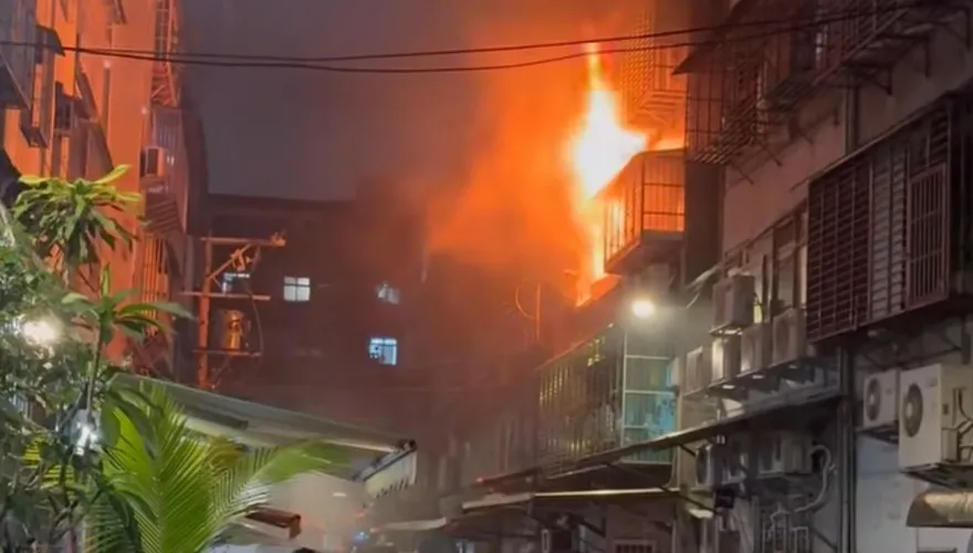 影/新北板橋公寓火警陽台竄火舌　警消灌救幸無人傷