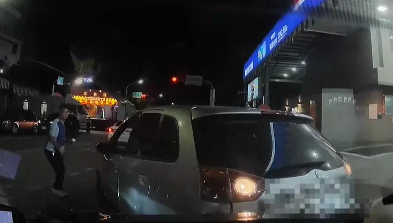 影/誇張！台南阿伯加油站插隊被罵　竟倒車衝撞對方車輛