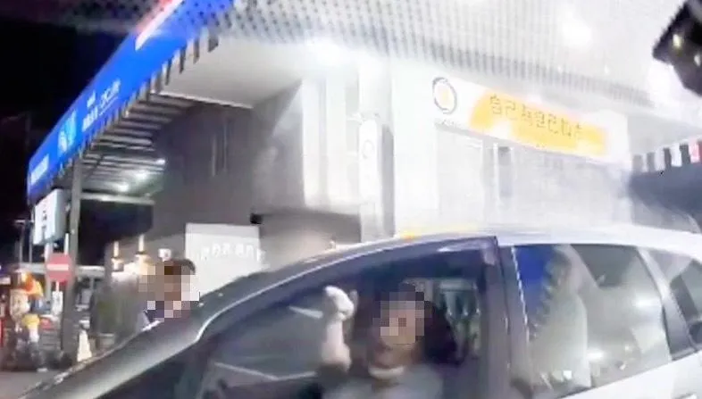 影/台南版7旬翁暴衝嚴重車禍！　插隊加油挨轟竟倒車猛撞怒罵