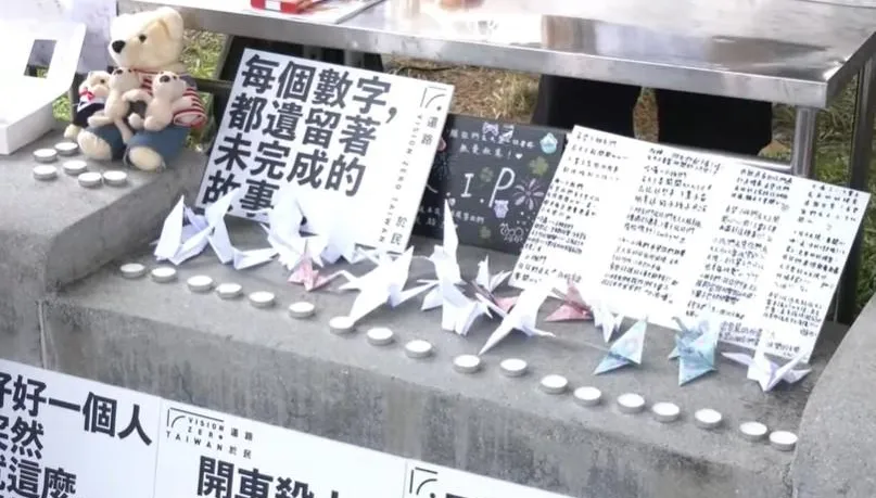 影/三峽車禍頭七民團上街籲改革　摺紙鶴追思悼念