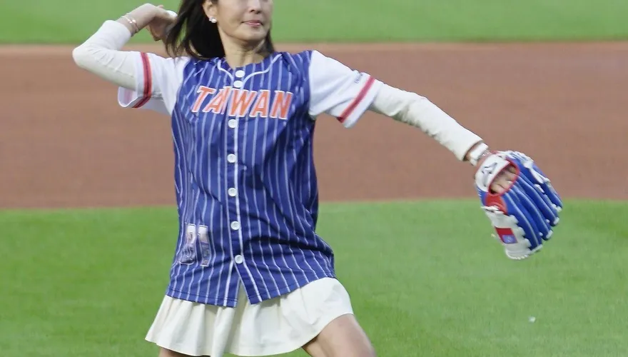 MLB/賈永婕大聯盟登板！大都會台灣日開球　驕傲秀國旗