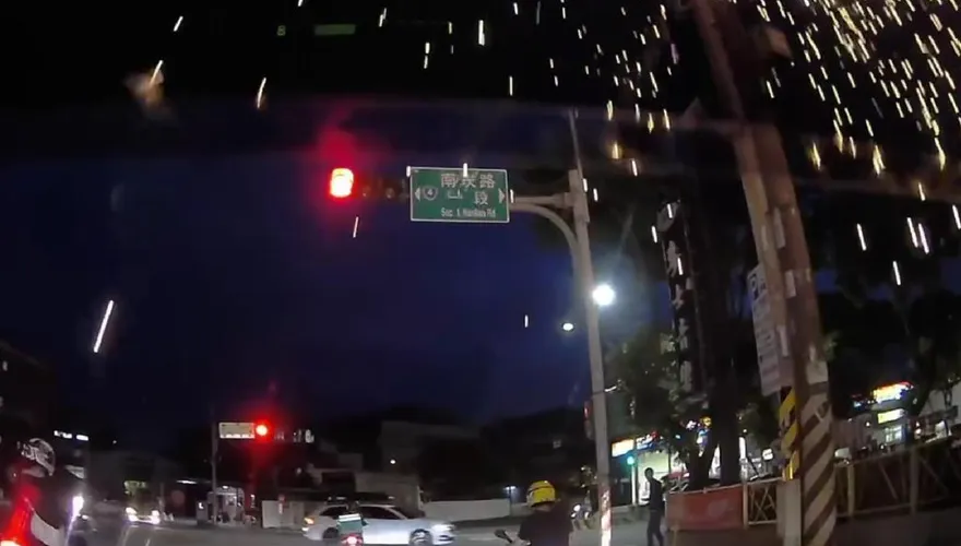 影/驚悚畫面曝光！桃園蘆竹電桿突爆火花　騎士嚇壞急閃避