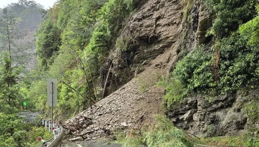 台8線109.8K邊坡坍方＋土壤含水量趨飽和　晚間預警性封路