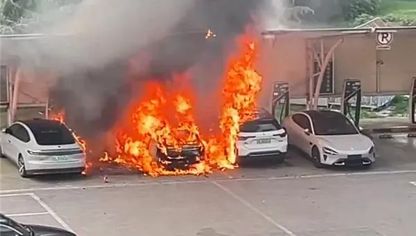 影/火燒車驚魂！蘇州充電站多車燒成廢鐵　現場慘況曝