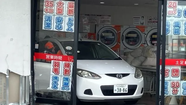 也是78歲！日本老翁倒車「油門踩太猛」　衝進洗衣店大門毀