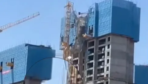 影/恐怖瞬間曝！甘肅工地塔吊突倒塌　3人25樓墜亡