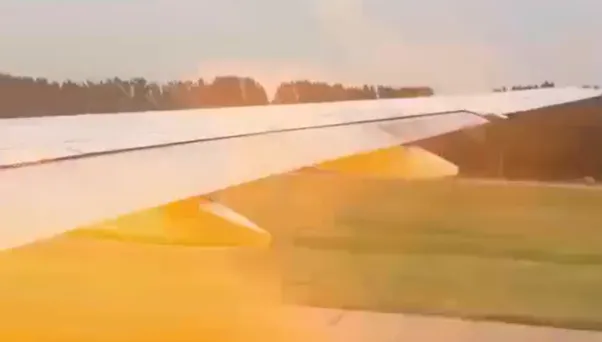 影/疑發動機故障！美客機北京起飛時急煞停　乘客：機翼竄火