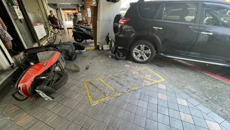 影/北市74歲翁暴衝撞騎樓1傷　駕照因酒駕「早被註銷」