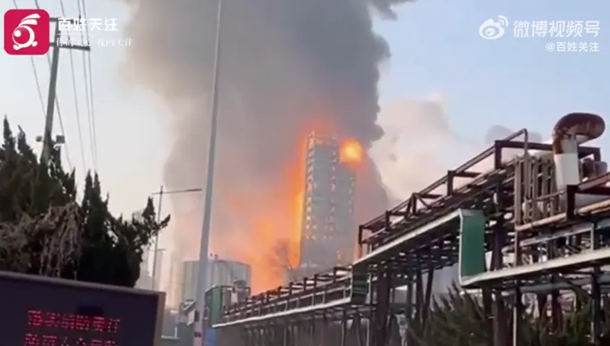 影/傷亡不明！山東化學廠大爆炸　濃煙竄百米高畫面駭人
